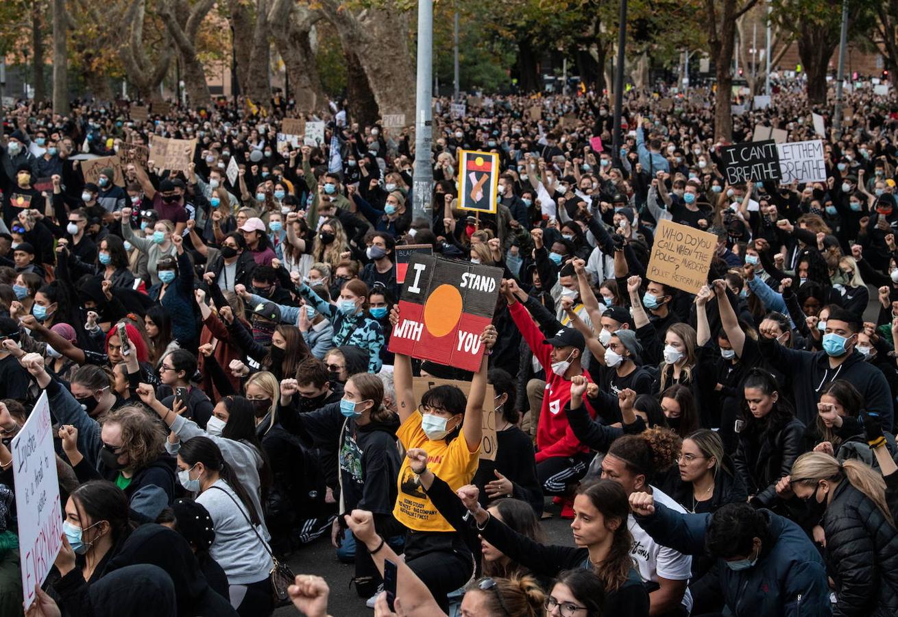 ecenas de miles de personas marcharon este sábado por varias ciudades de Australia para protestar contra el racismo y las muertes de aborígenes australianos cuando se encontraban bajo custodia de las autoridades, así como en solidaridad por las manifestaciones tras la muerte en Estados Unidos del afroamericano George Floyd.. 