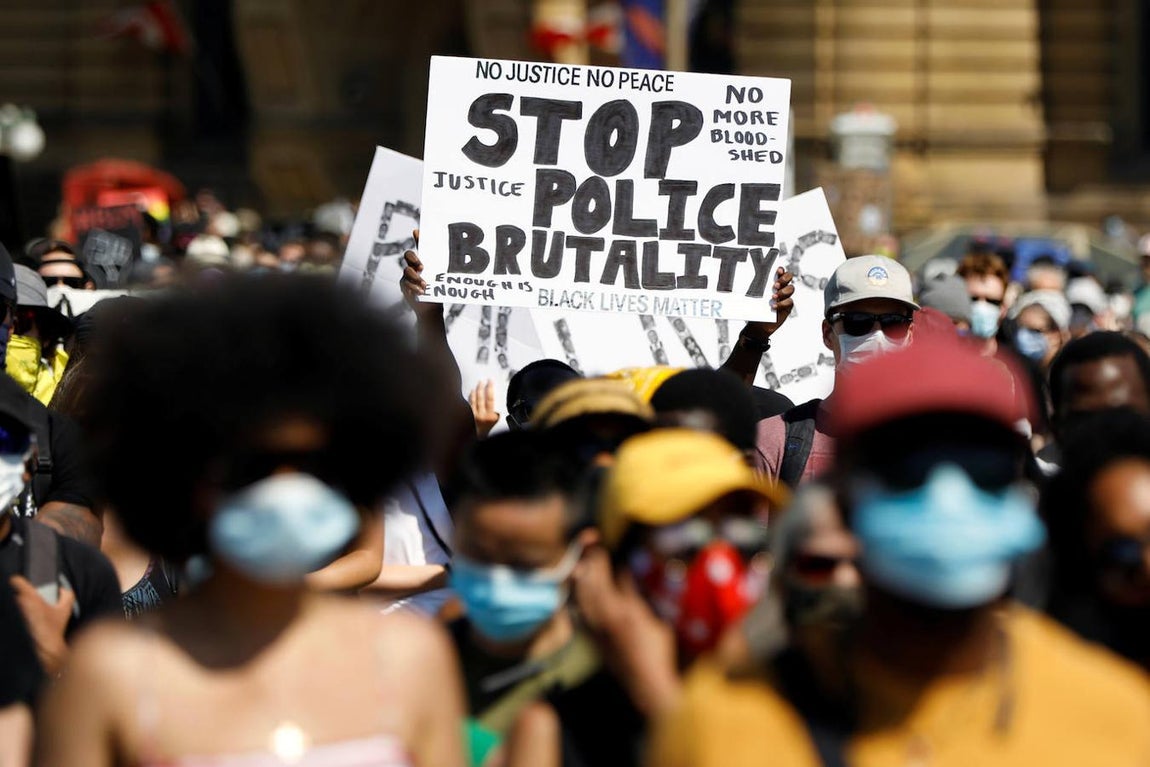 Este viernes han tenido lugar varias protestas en diversos puntos de Canadá, como Toronto, llevadas a cabo bajo los lemas 'Las vidas negras importan', 'No puedo respirar' y 'George Floyd, di su nombre', según ha informado el diario local 'The Star'.. 