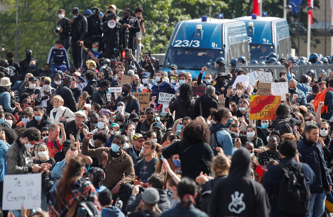 En París, entre 1.000 y 2.000 personas se concentraron junto a la plaza de la Concordia a unos cientos de metros de la embajada de EEUU, donde pretendían celebrar su convocatoria.. 