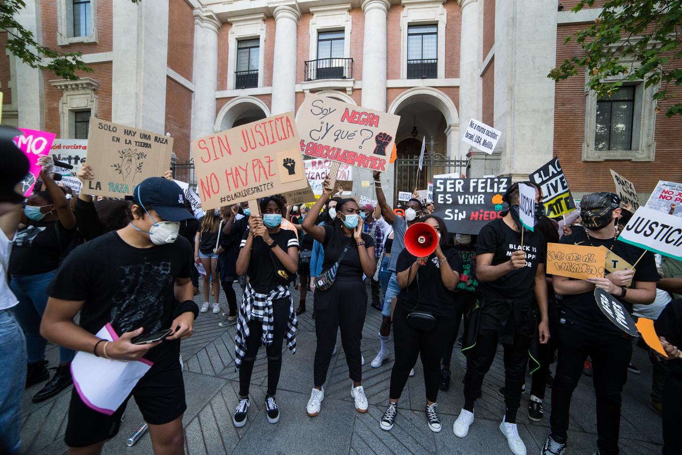 Manifestantes de Black Lives Matter y el Sindicato de Manteros se concentran frente a la Embajada de EEUU en Madrid. 