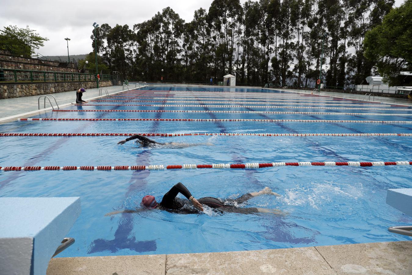 Refrescantes chapuzones en piscinas municipales. Aunque el tiempo no acompaña en el norte de España, que están en la fase 3, los amantes de la natación pueden disfrutar de las piscinas municipales. Aunque,... hay que ser de Bilbao o llevar un traje de neopreno (como en la imagen), para darse un baño con las bajas temperaturas como en el recinto de Artxande