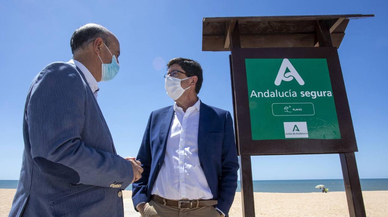 Juan Marín visita la playa de La Antilla