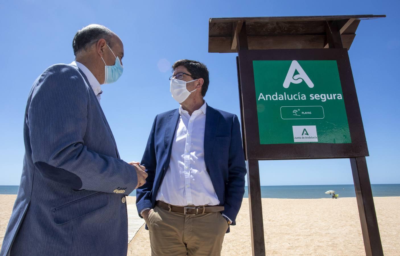 Juan Marín visita la playa de La Antilla