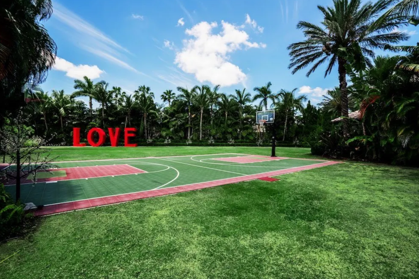 Una mansión inspirada en Star Trek. Destaca también la zona exterior de la propiedad, en la que hay una espectacular piscina con entrada a la playa -estilo laguna-, una relajante cascada de piedras y hasta una cancha de baloncesto.