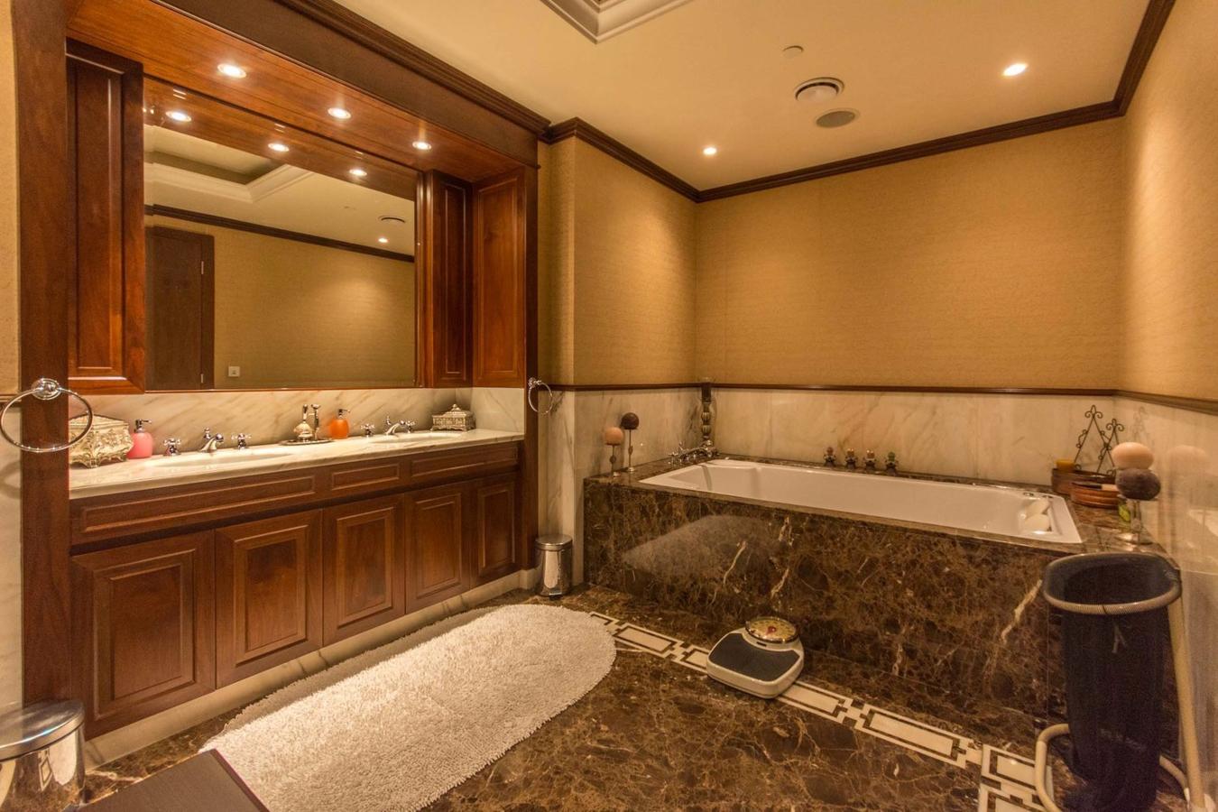 Baños con jacuzzi. La mayoría de los baños poseen jacuzzi y siguen la línea decorativa del resto de la casa, con detalles en mármol y madera.