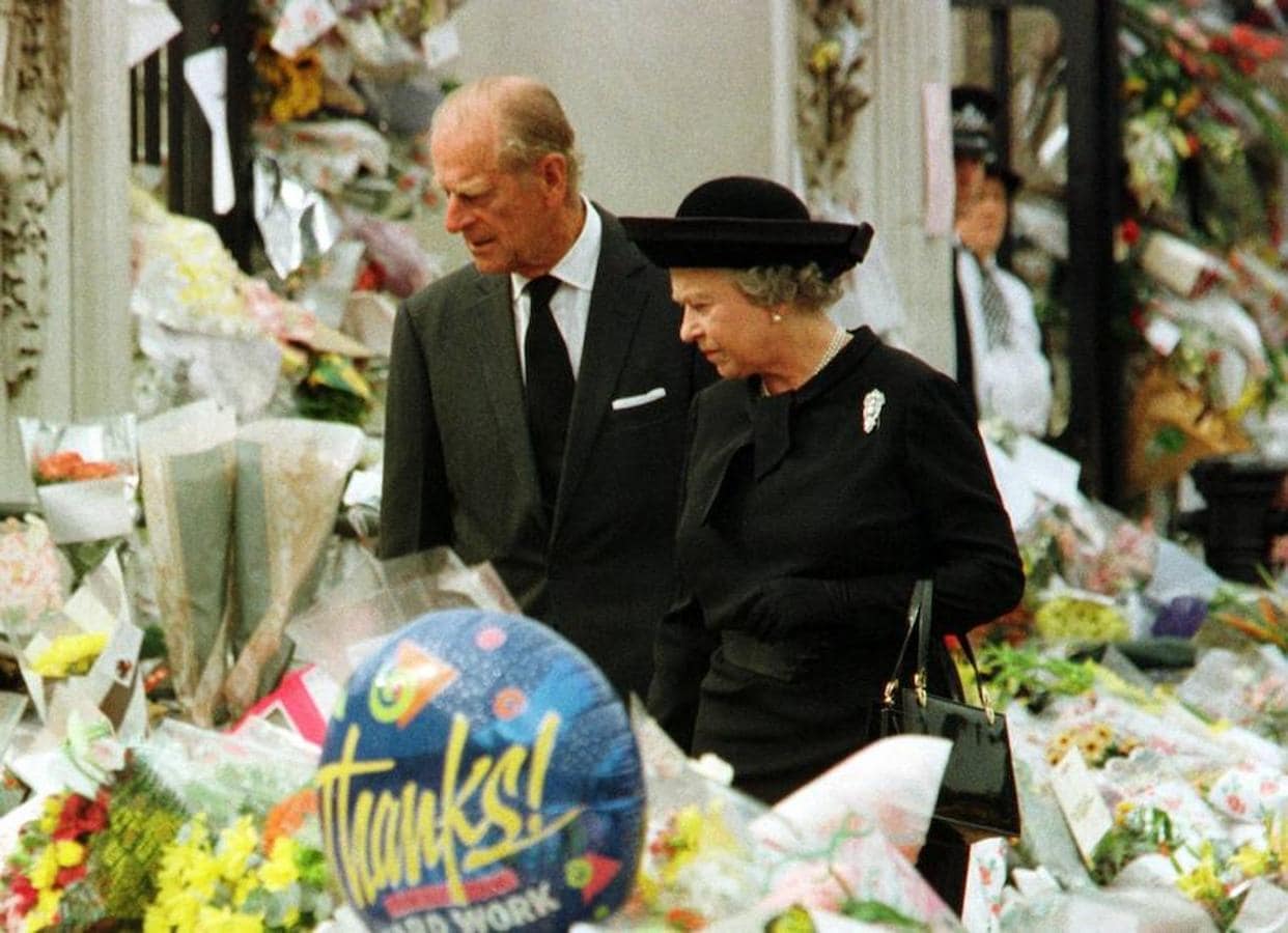 Despedida a Diana de Gales. En esta imagen aparecen el Duque de Edimburgo y la Reiina Isabel II despidiendo a la Princesa de Gales, quien murió a causa de un accidente de tráfico en 1997.