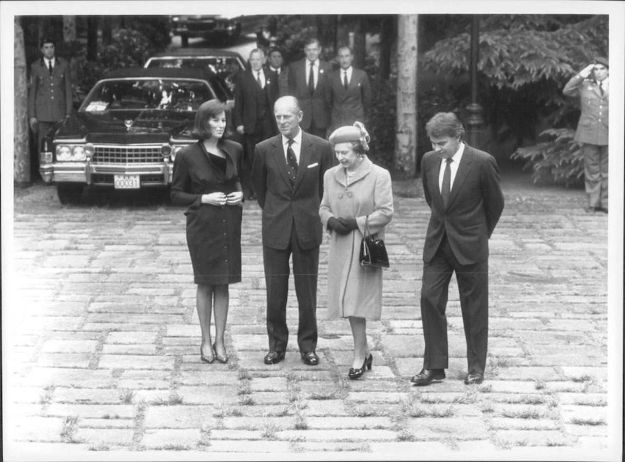 Visita de Estado a España. Felipe de Edimburgo y la Reina Isabel II en su visita a España junto a Felipe González y su esposa Carmen Romero en el Palacio de la Moncloa.
