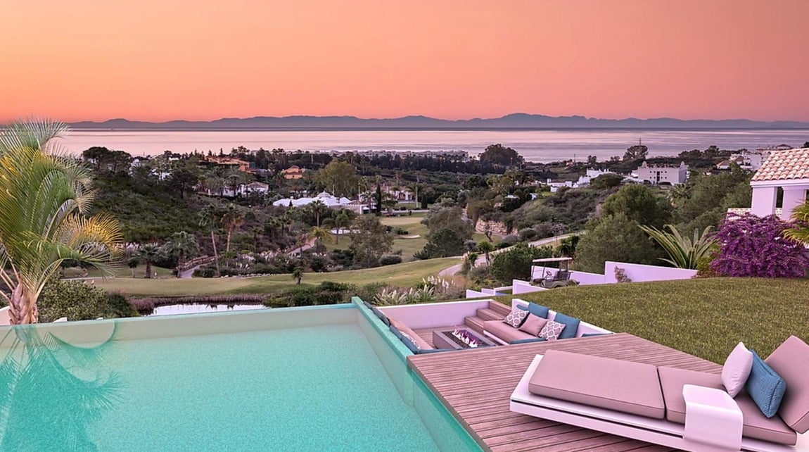 Vistas al Mediterráneo y las montañas. Situada en lo alto de una colina, desde la piscina infinita se divisa tanto el Mediterráneo como la montaña y para una mayor comodidad integra una zona de descanso a los pies de la misma.