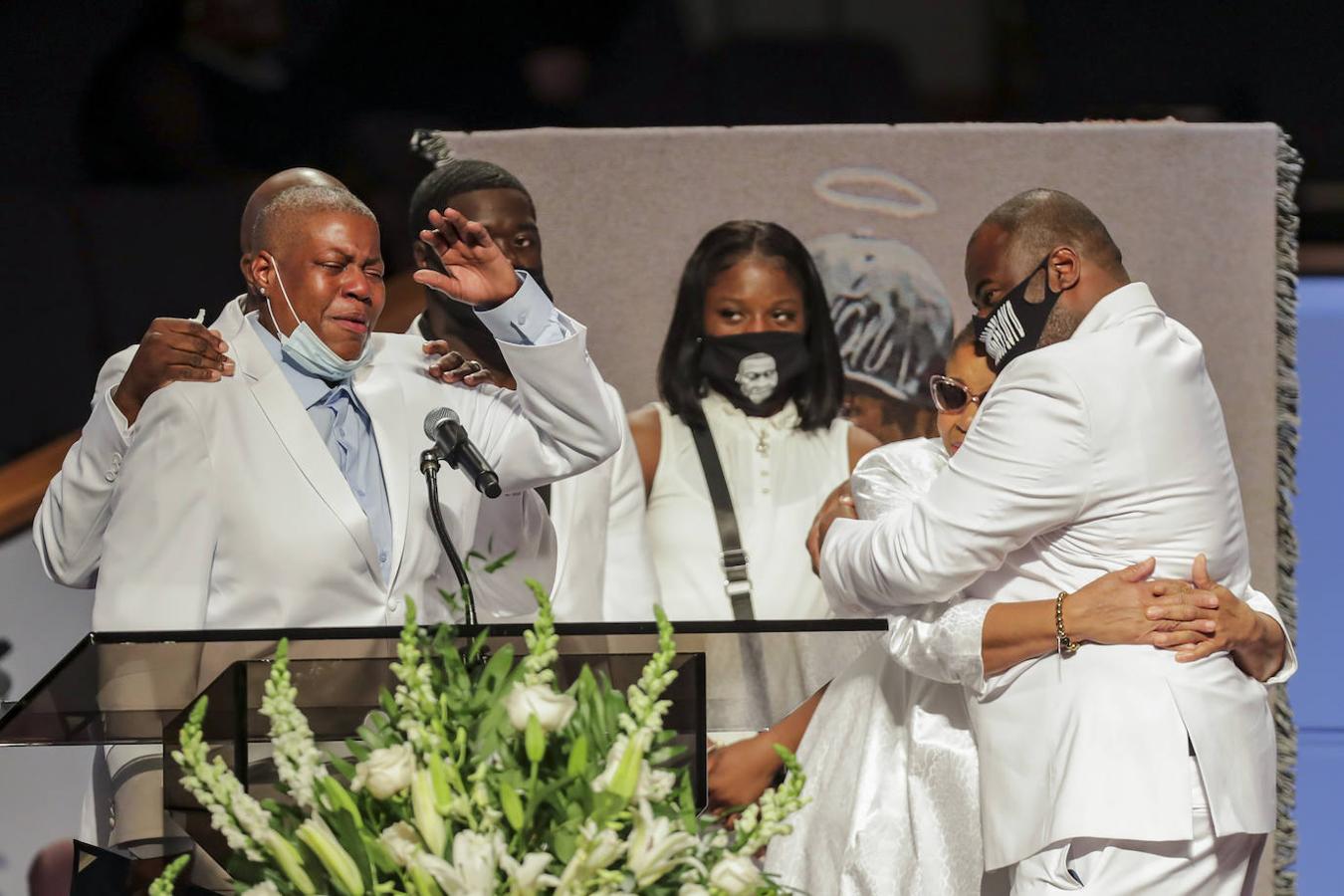 Familiares de George Floyd recitan un discurso de despedida. 