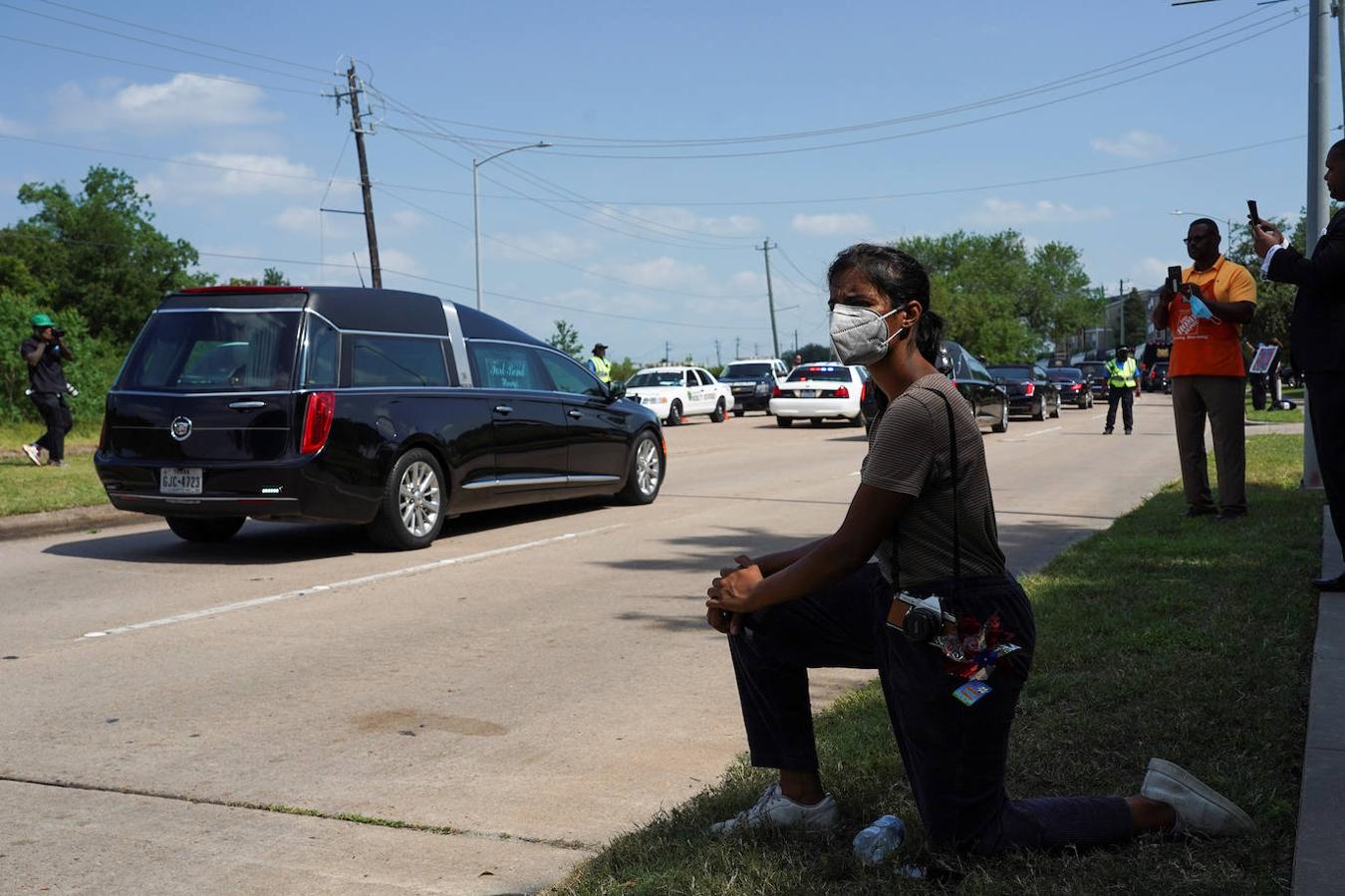 El coche fúnebre con el cuerpo de Geoge Floyd, en su llegada a la capilla donde tuvo lugar el funeral. 