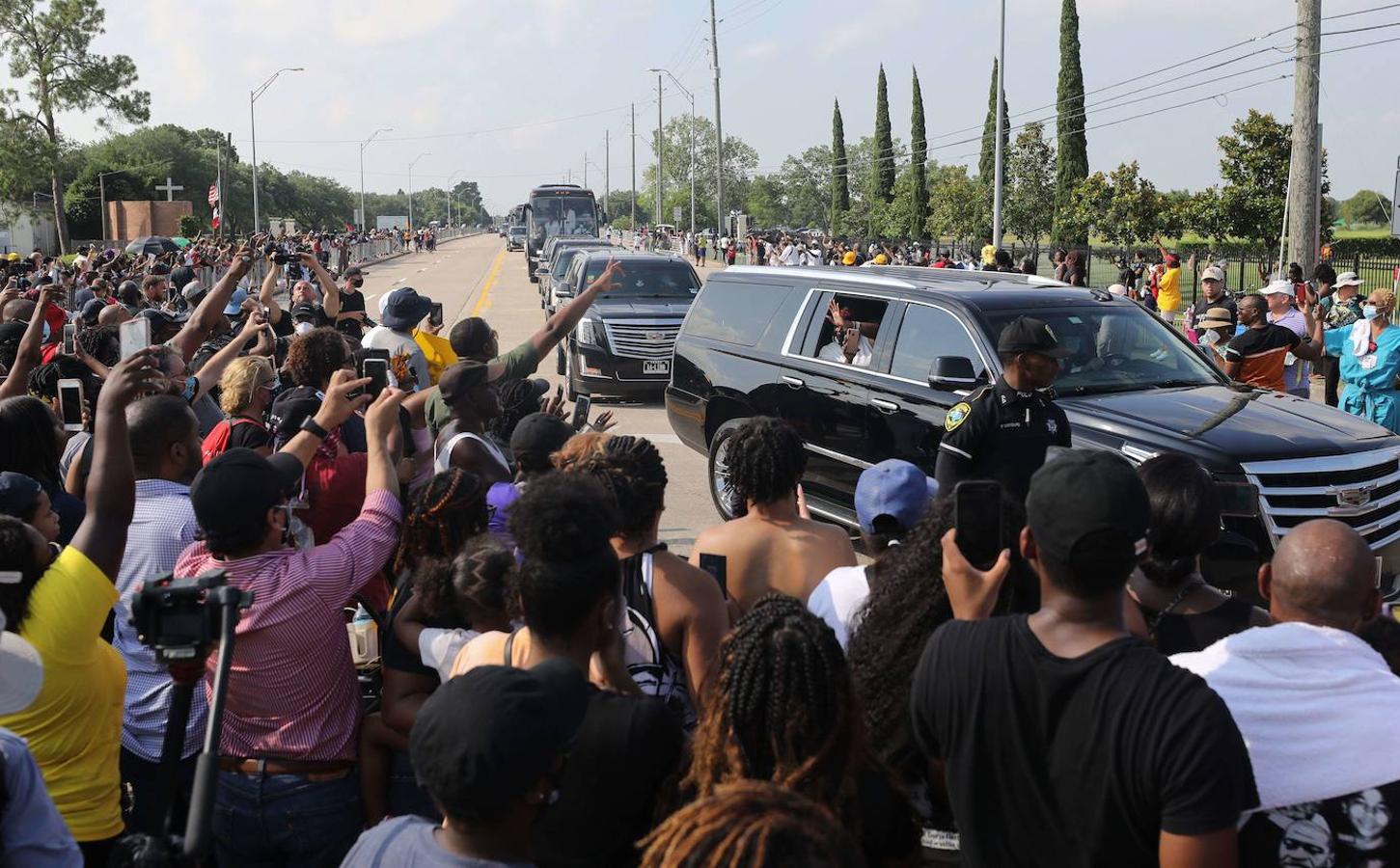 Una gran multitud se agolpó para despedir a George Floyd. 