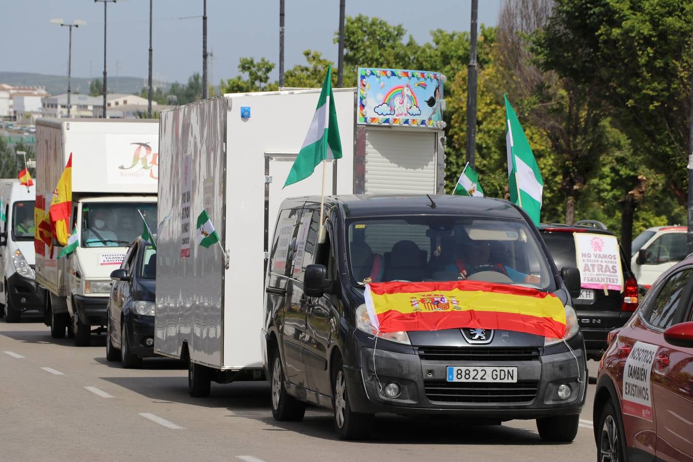 La marcha de protesta de los feriantes de Aguilar a Lucena, en imágenes