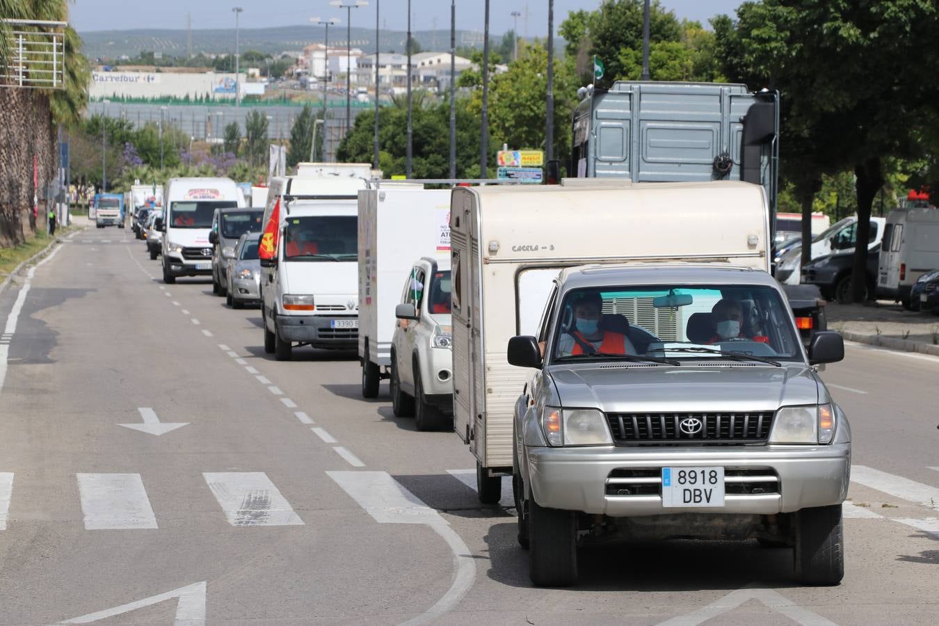 La marcha de protesta de los feriantes de Aguilar a Lucena, en imágenes