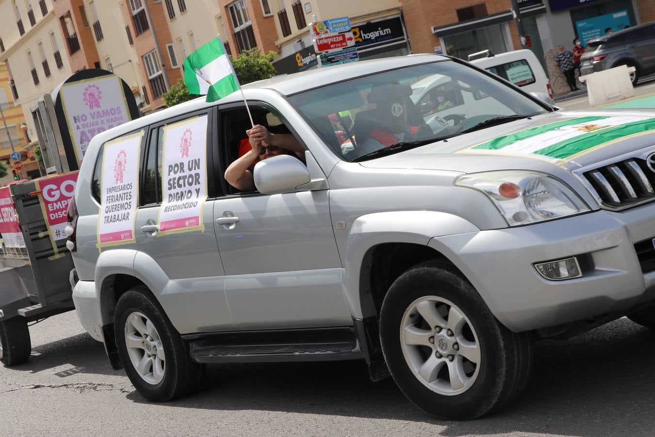 La marcha de protesta de los feriantes de Aguilar a Lucena, en imágenes