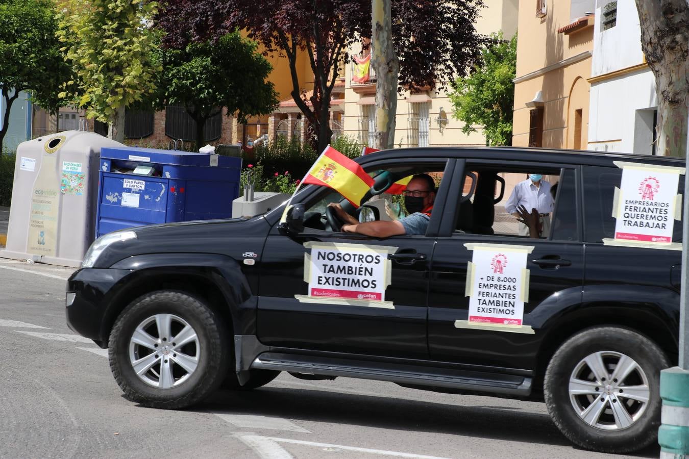 La marcha de protesta de los feriantes de Aguilar a Lucena, en imágenes