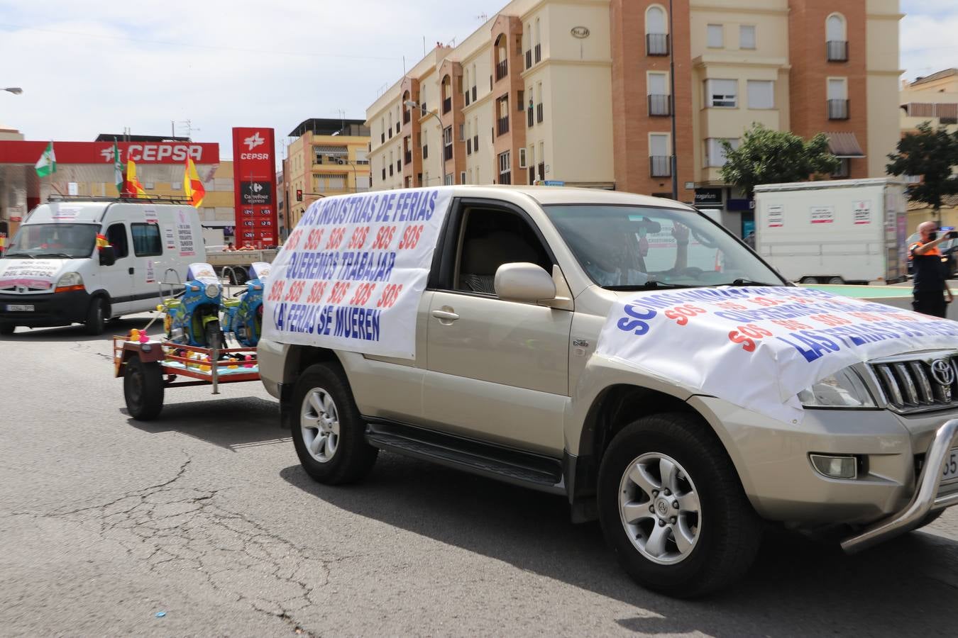 La marcha de protesta de los feriantes de Aguilar a Lucena, en imágenes