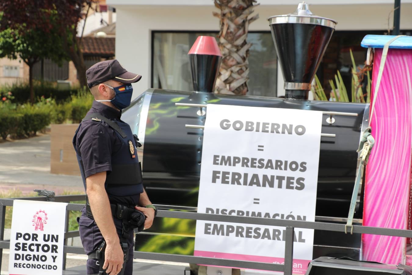 La marcha de protesta de los feriantes de Aguilar a Lucena, en imágenes