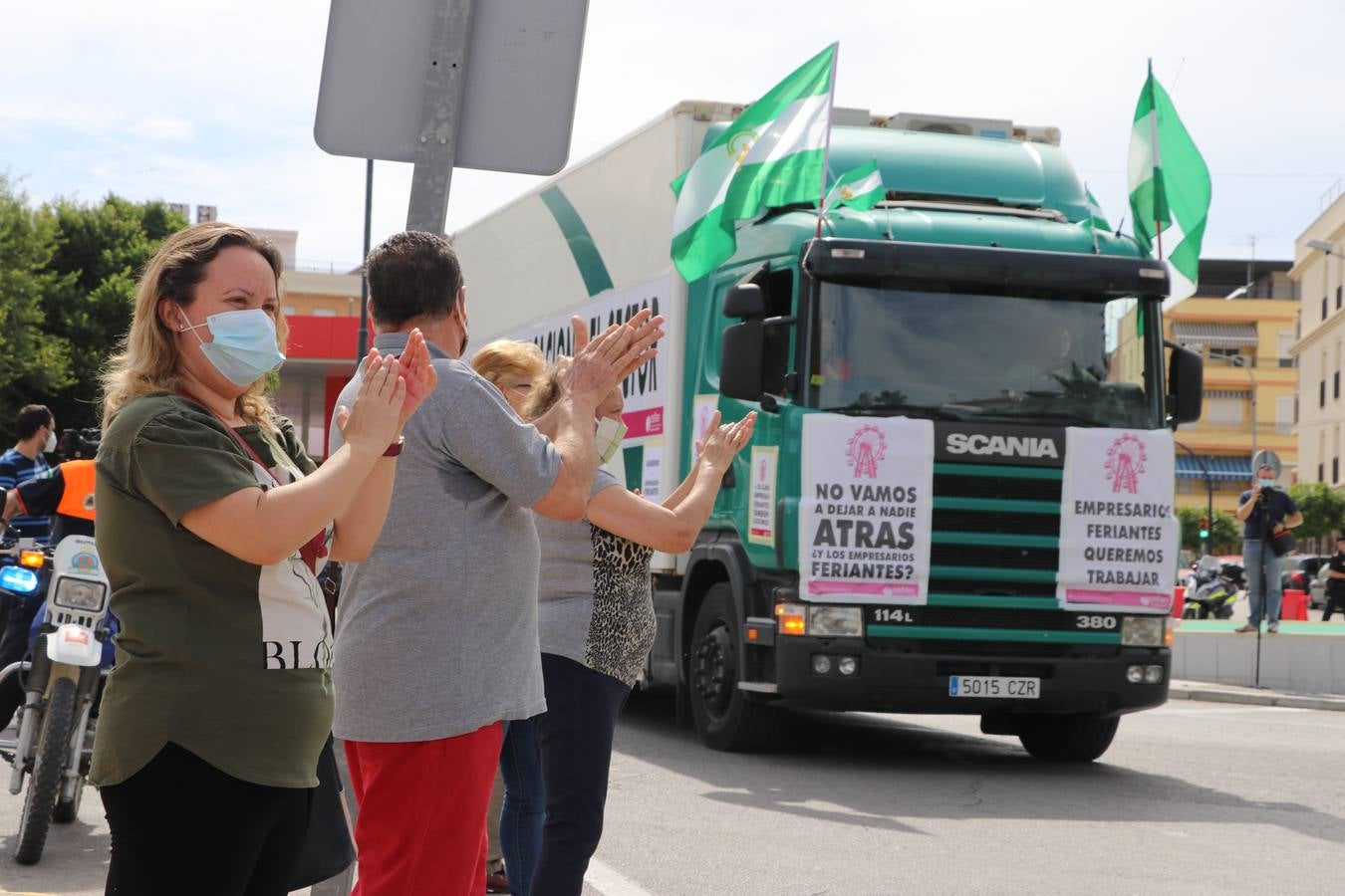 La marcha de protesta de los feriantes de Aguilar a Lucena, en imágenes