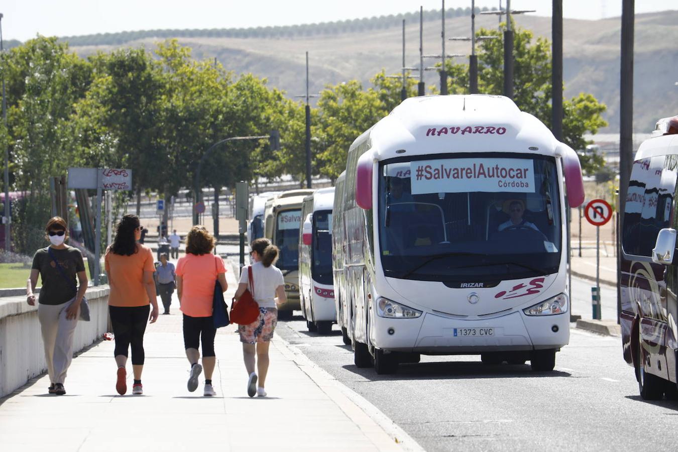 La caravana de autobuses de Córdoba, en imágenes