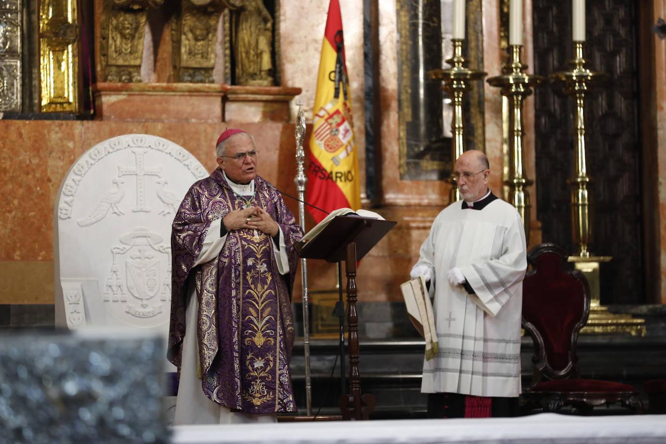 La misa del obispo de Córdoba por los fallecidos por el coronavirus, en imágenes