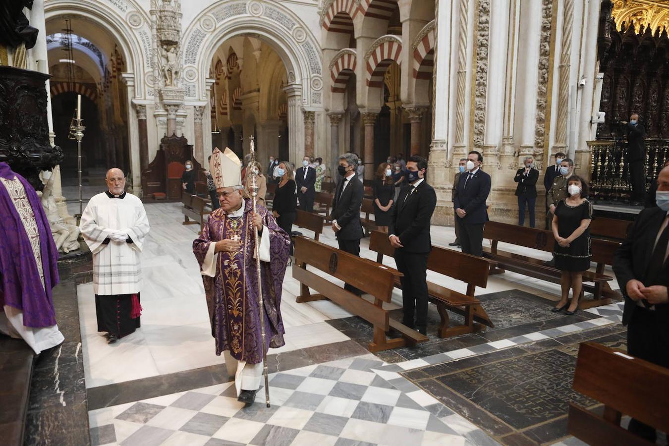 La misa del obispo de Córdoba por los fallecidos por el coronavirus, en imágenes