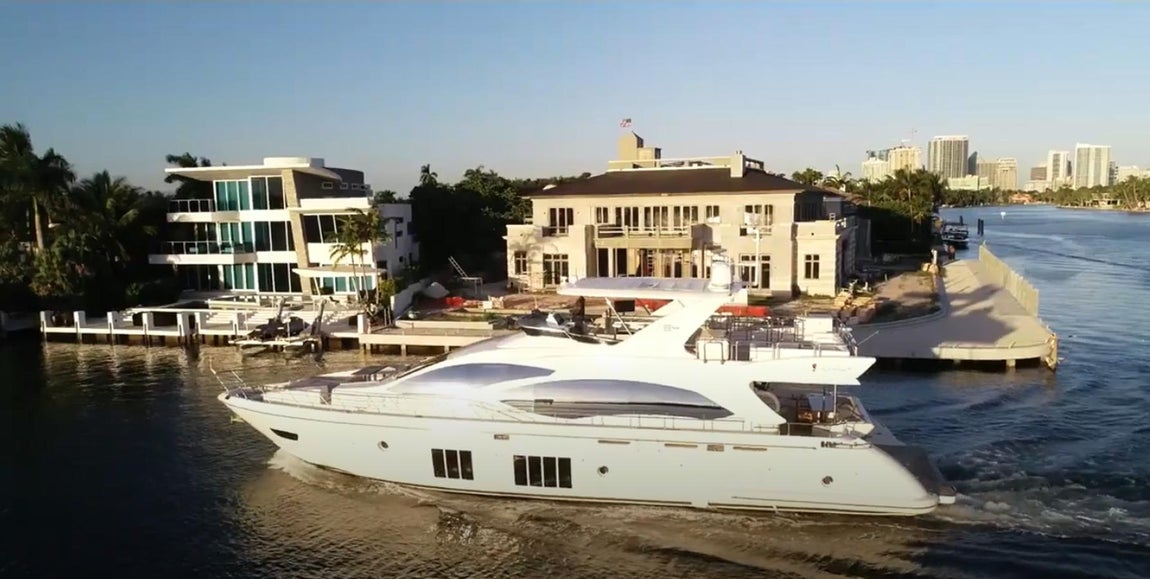 Polémica en torno a sus problemas financieros. El modelo del cantante es un Azimut 85 Flybridge, una embarcación de alta gama que podría haber venido por unos 2,5 millones de euros y que data del 2013. Las alarmas sobre su solvencia han saltado debido al apego que le tiene y porque además allí celebro su 50 cumpleaños el pasado marzo y pasó parte del confinamiento en él.