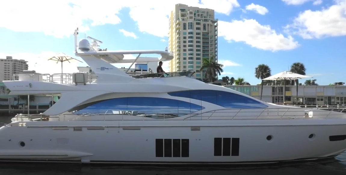 Capacidad para 8 personas. La embarcación posee 26 metros de eslora y tiene capacidad para 8 personas. Incluye además cristales tintados para que pueda disfrutar de la máxima intimidad.