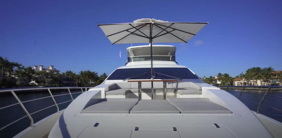 26 metros de eslora y jacuzzi. El exterior está pensado para sacarle el máximo rendimiento, con diversas mesas, sillones y sofás en los que tomar el sol. Además cuenta con un jacuzzi y bastante espacio para poderse mover con libertad.