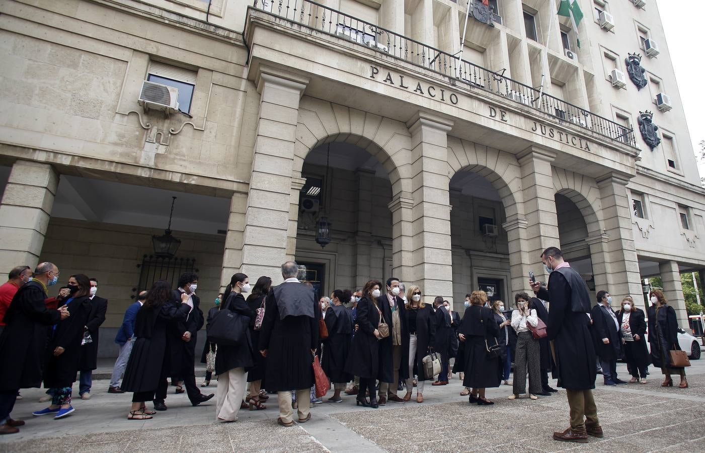 La protesta de abogados y procuradores en la Audiencia de Sevilla