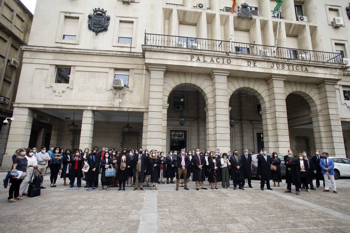 La protesta de abogados y procuradores en la Audiencia de Sevilla