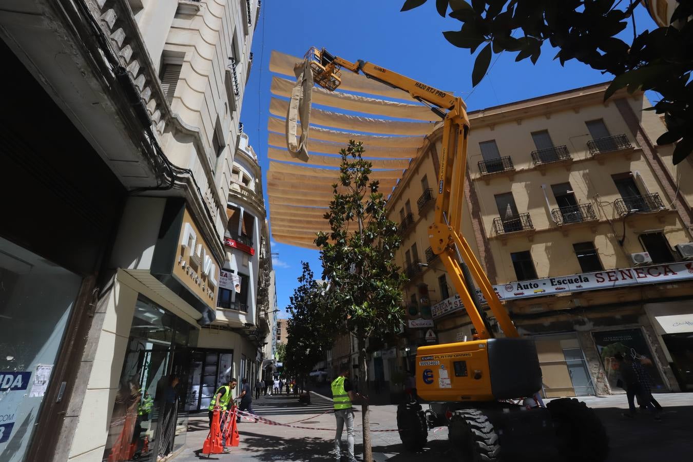 En imágenes, los toldos contra el calor llegan al Centro de Córdoba