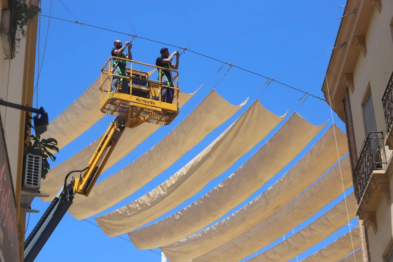 En imágenes, los toldos contra el calor llegan al Centro de Córdoba