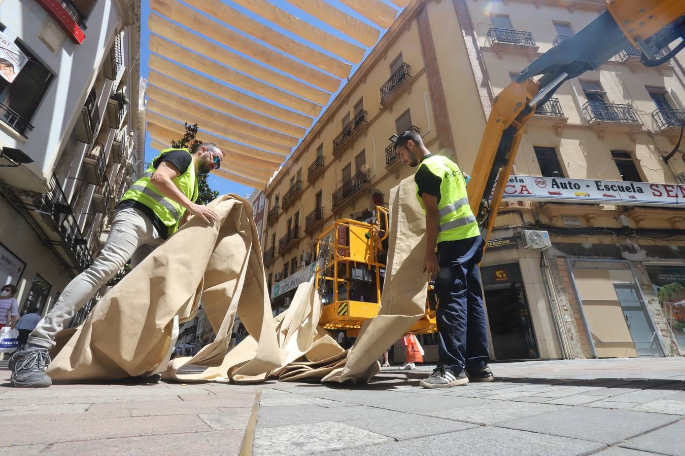 En imágenes, los toldos contra el calor llegan al Centro de Córdoba