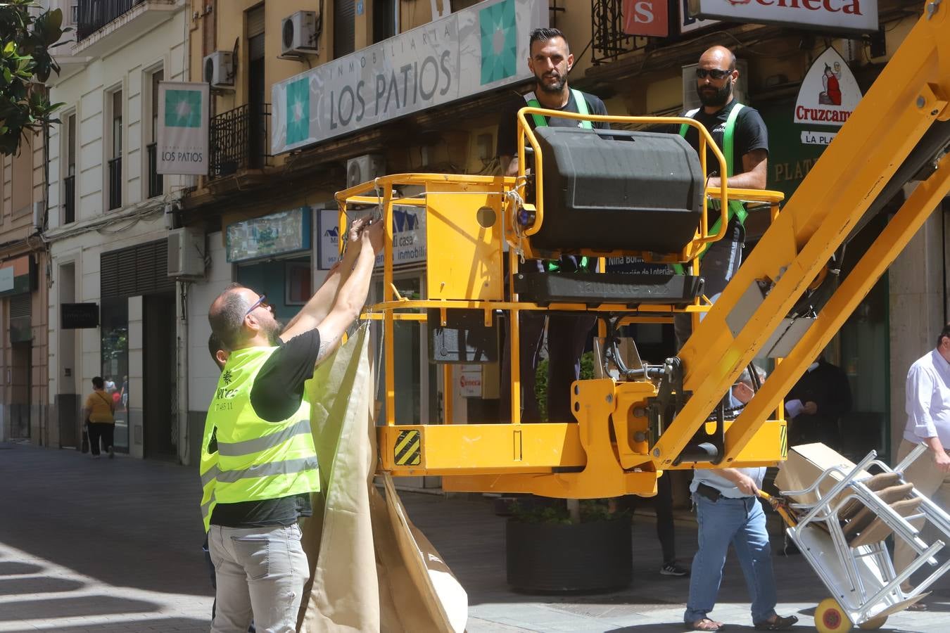 En imágenes, los toldos contra el calor llegan al Centro de Córdoba