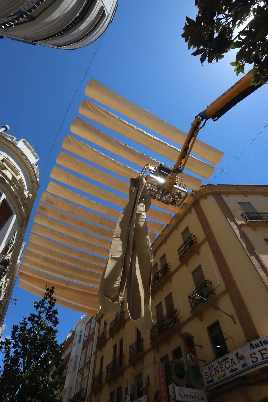 En imágenes, los toldos contra el calor llegan al Centro de Córdoba