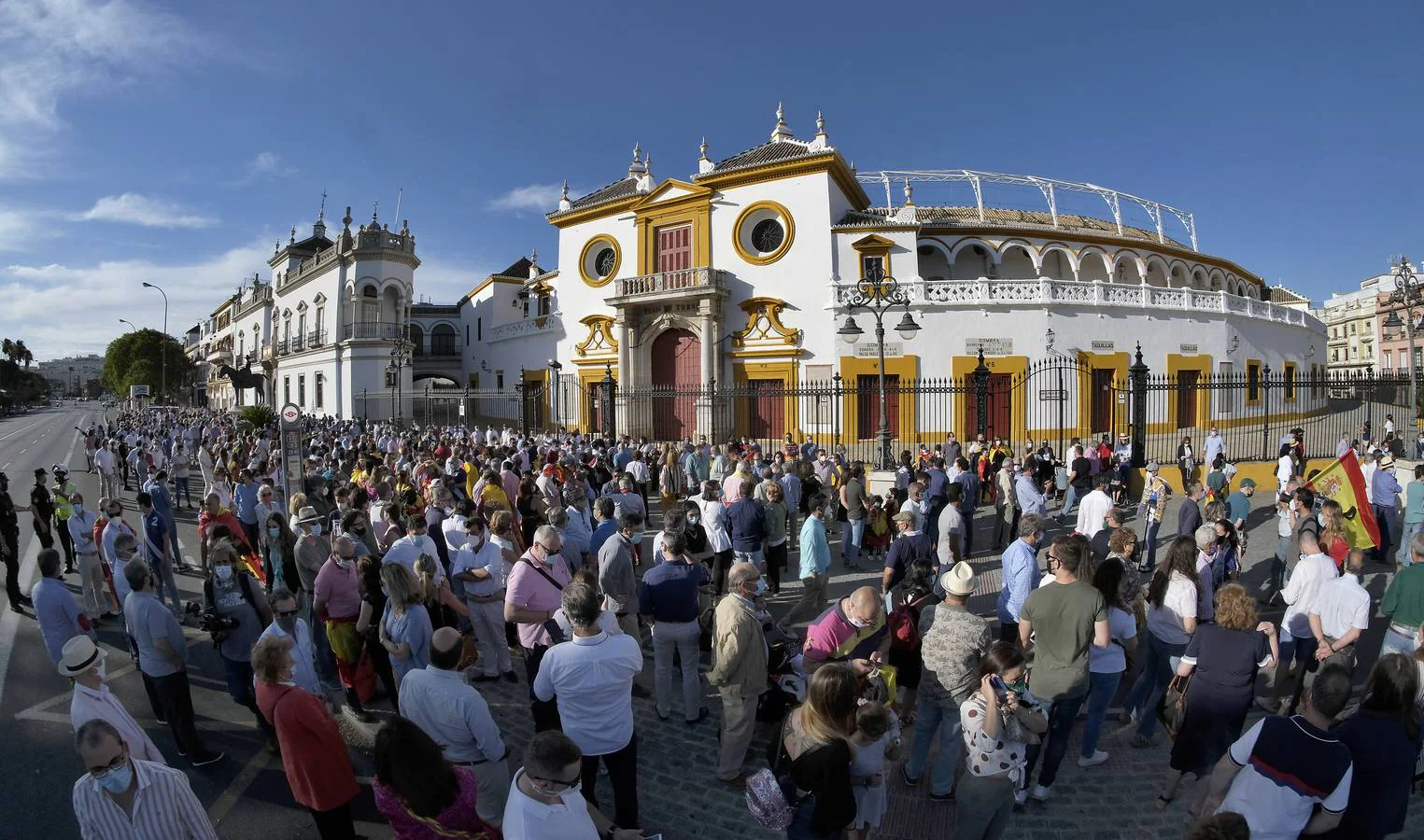 En imágenes, paseo taurino reivindicativo por las calles de Sevilla