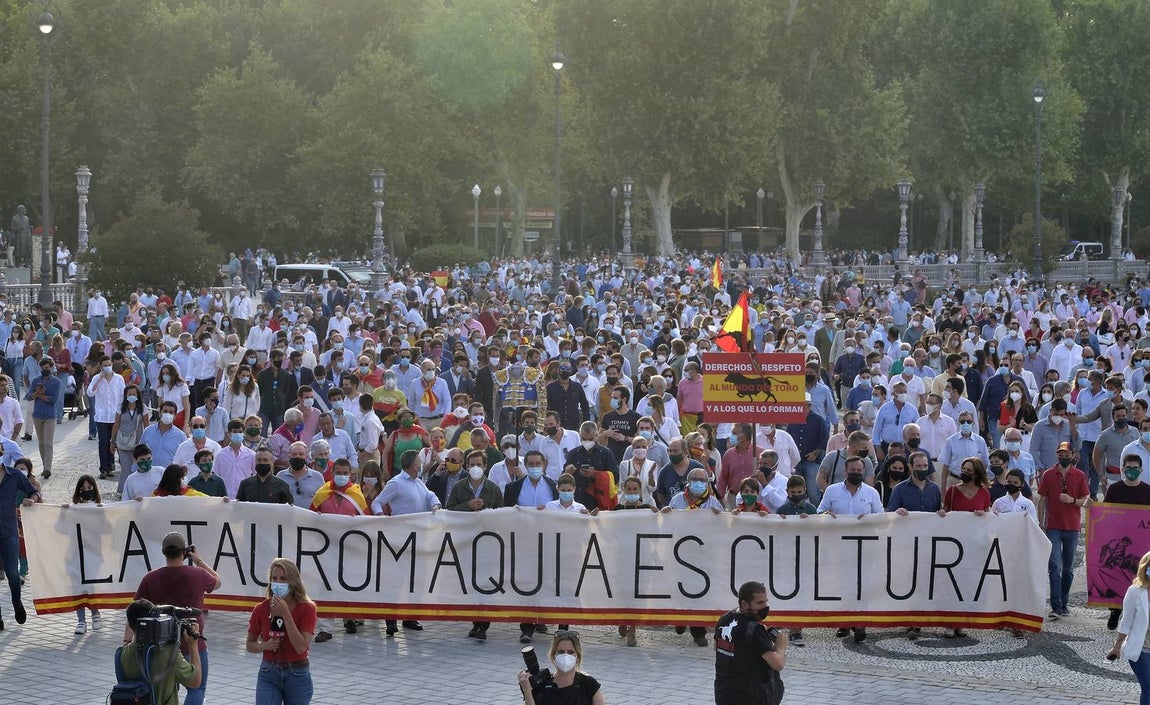 En imágenes, paseo taurino reivindicativo por las calles de Sevilla