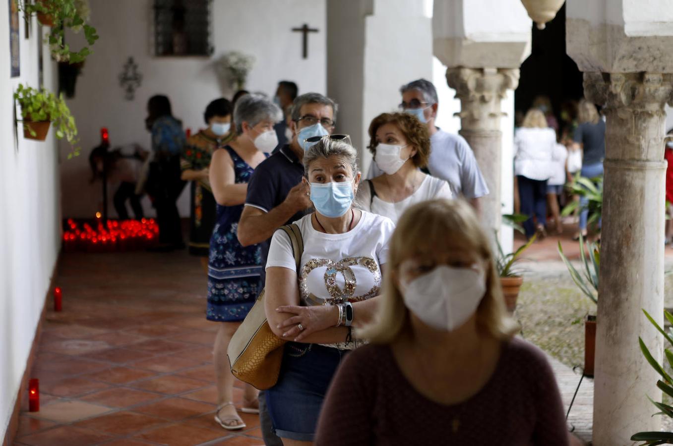 El reparto de pan de San Antonio en las Capuchinas de Córdoba, en imágenes