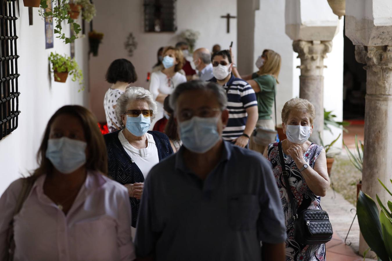 El reparto de pan de San Antonio en las Capuchinas de Córdoba, en imágenes