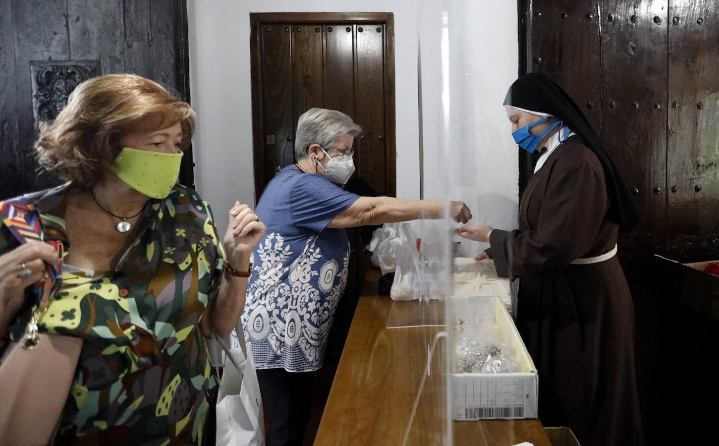 El reparto de pan de San Antonio en las Capuchinas de Córdoba, en imágenes