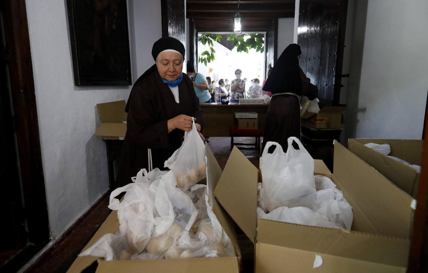 El reparto de pan de San Antonio en las Capuchinas de Córdoba, en imágenes