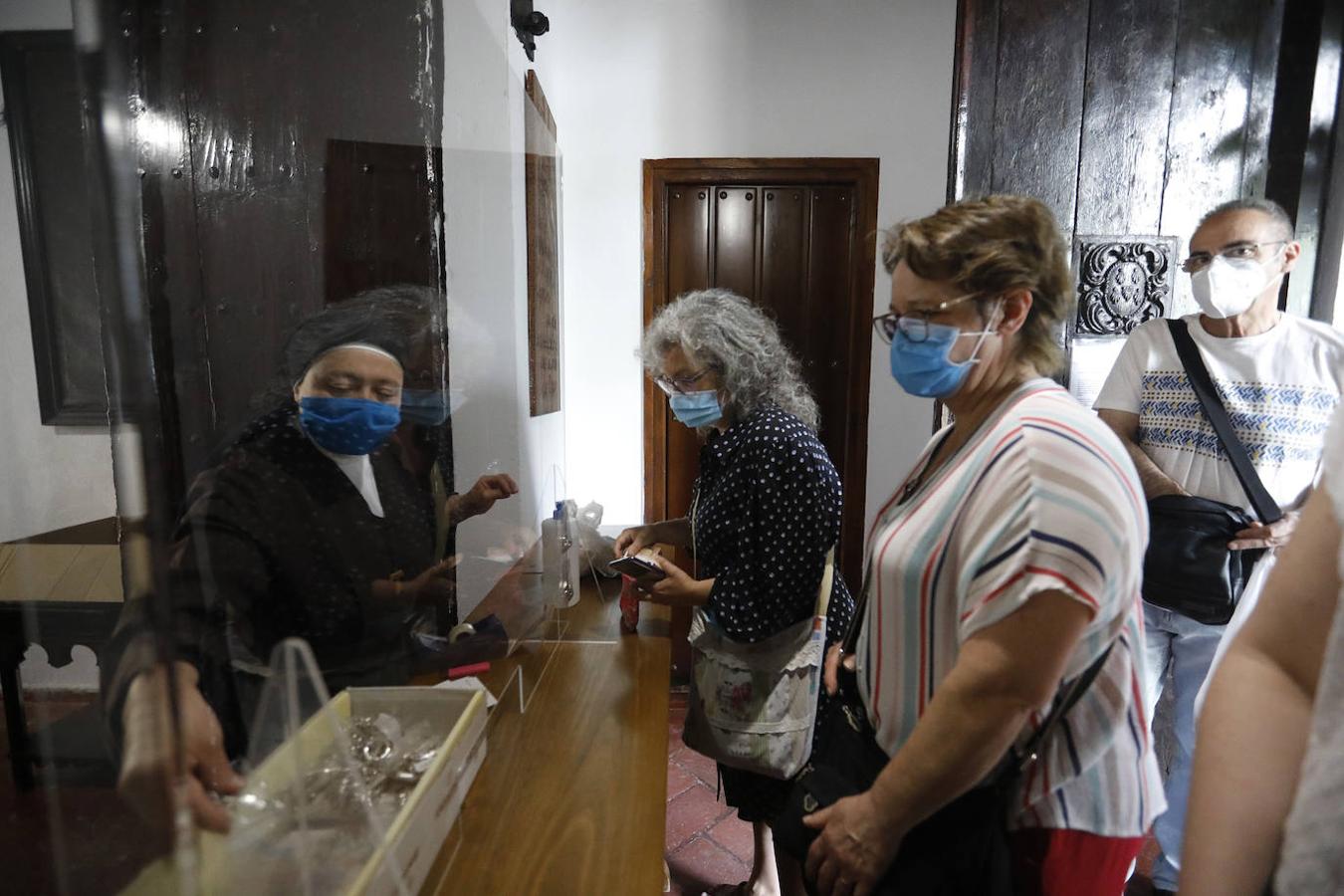 El reparto de pan de San Antonio en las Capuchinas de Córdoba, en imágenes