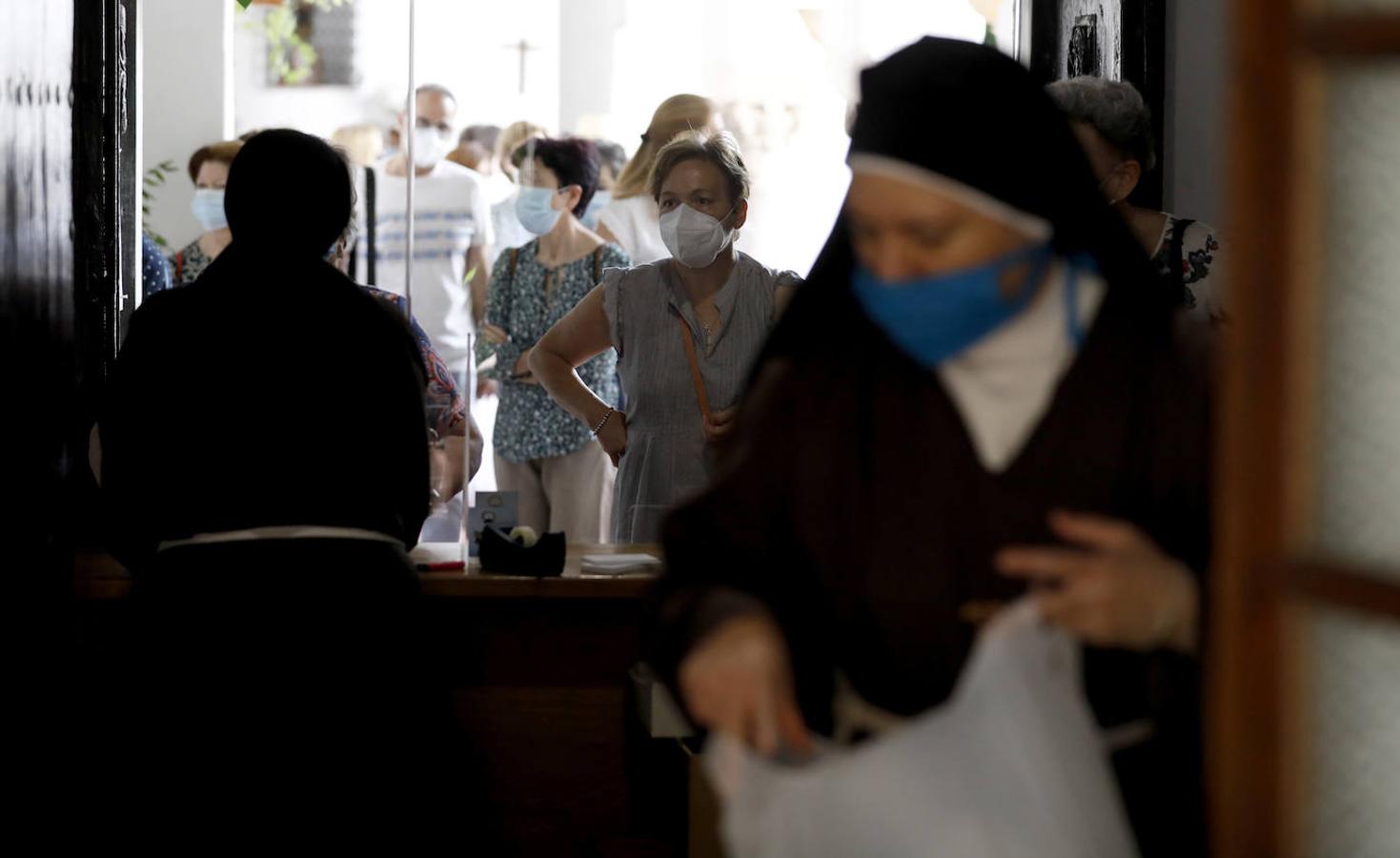 El reparto de pan de San Antonio en las Capuchinas de Córdoba, en imágenes