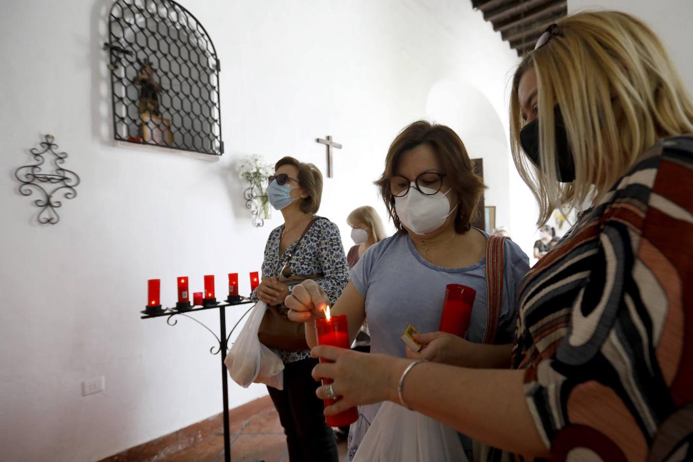 El reparto de pan de San Antonio en las Capuchinas de Córdoba, en imágenes