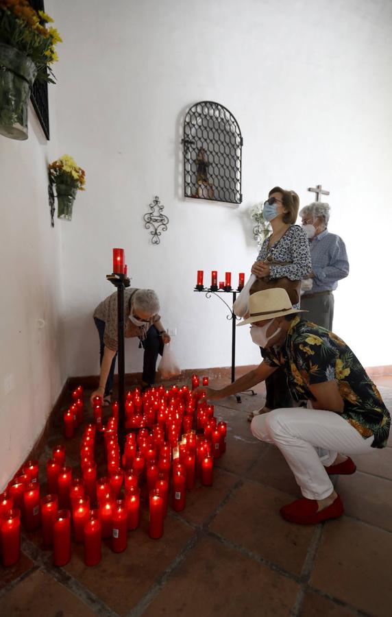 El reparto de pan de San Antonio en las Capuchinas de Córdoba, en imágenes