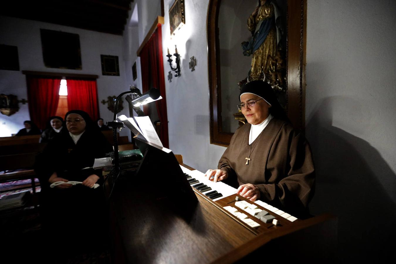 El reparto de pan de San Antonio en las Capuchinas de Córdoba, en imágenes