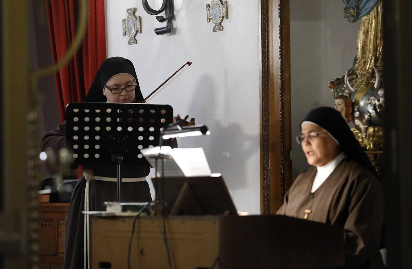 El reparto de pan de San Antonio en las Capuchinas de Córdoba, en imágenes