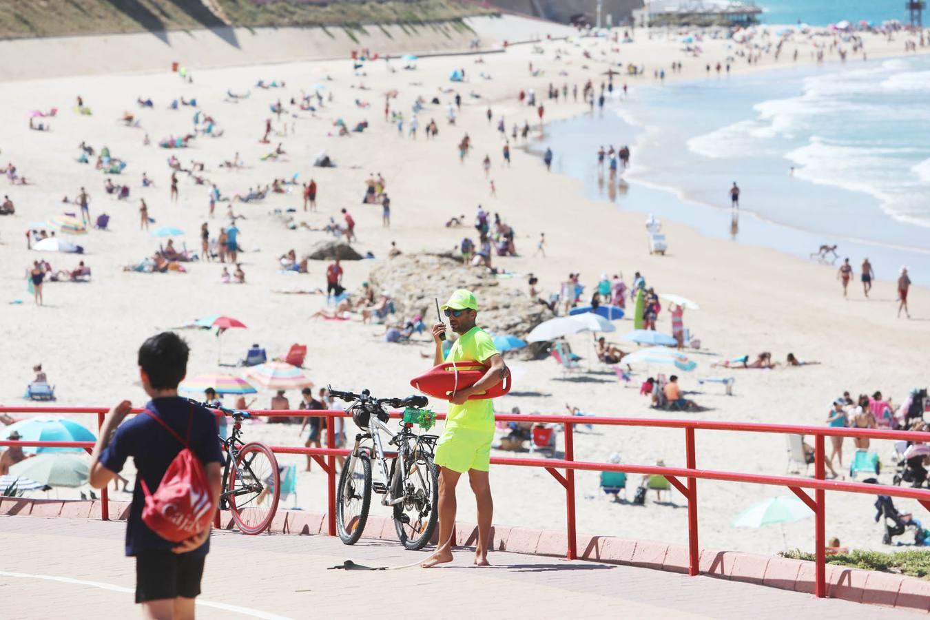 Las playas de Cádiz afrontan otro domingo entre medidas de seguridad