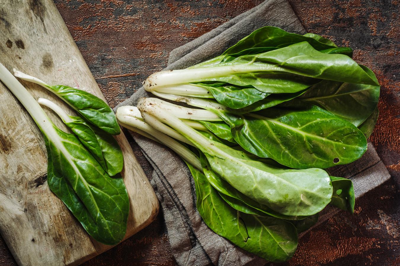 Acelga. Otro vegetal de hoja, pero lleno de agua para hidratar nuestro organismo. Las <a href="https://www.abc.es/bienestar/alimentacion/abci-acelga-202003161221_noticia.html" target="_blank">acelgas </a>crudas tienen 94,4 gramos de agua por cada 100 gramos del alimento.