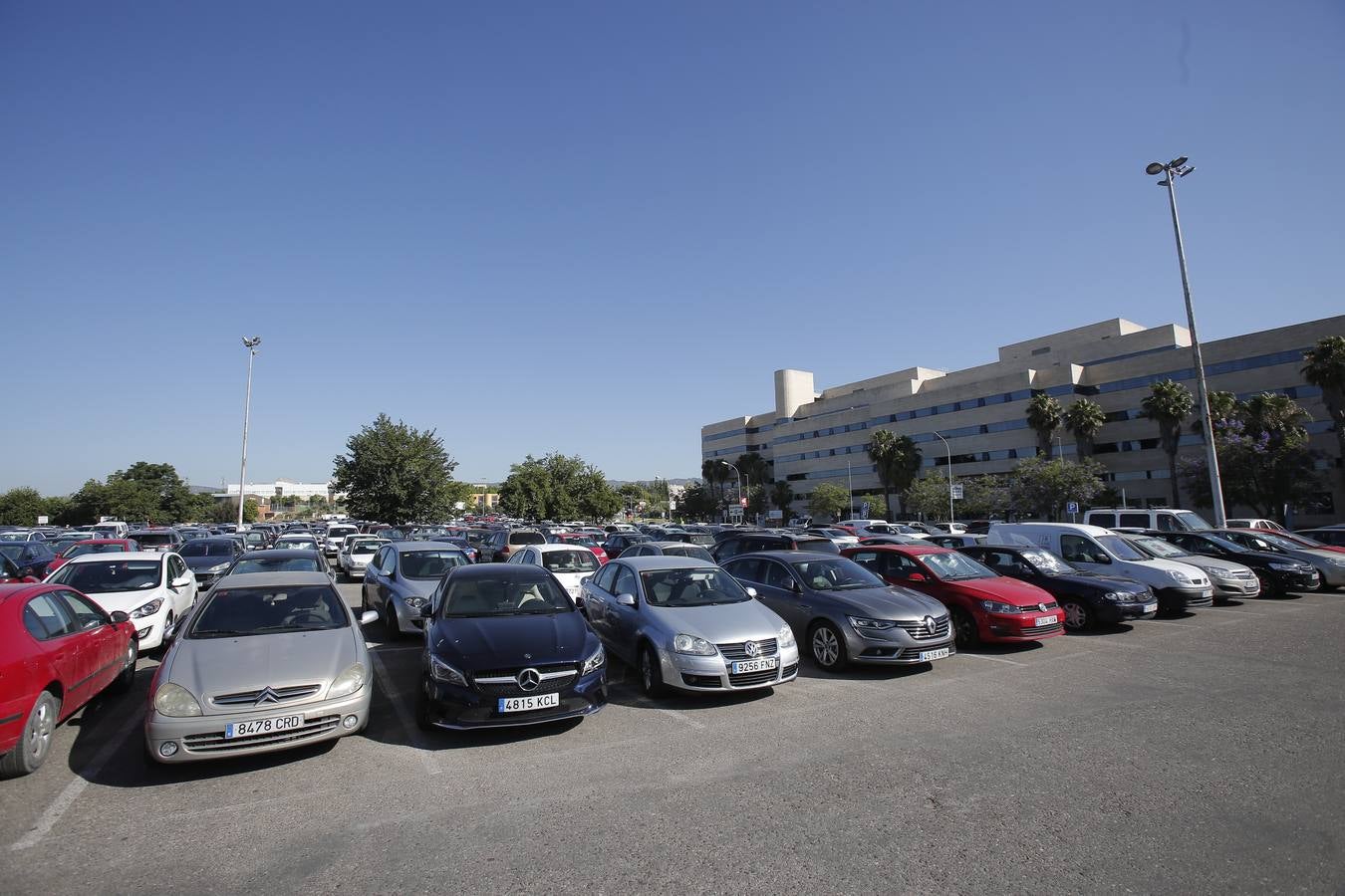 Así están los aparcamientos del hospital Reina Sofía de Córdoba, en imágenes